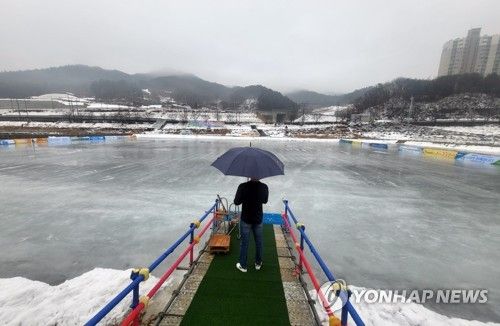 이상 기후로 물에 잠긴 겨울축제장