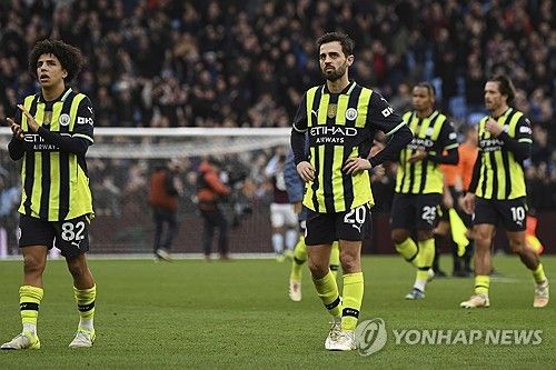 애스턴 빌라에 패한 뒤 그라운드를 떠나는 맨시티 선수들.