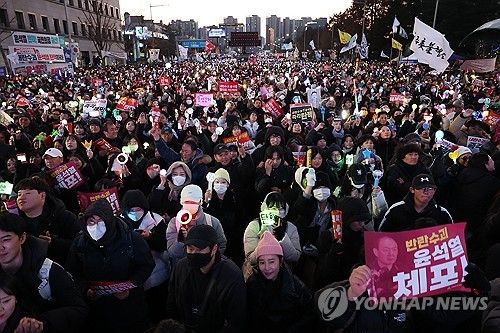 탄핵소추안 가결 소식에 응원봉 흔드는 시민들