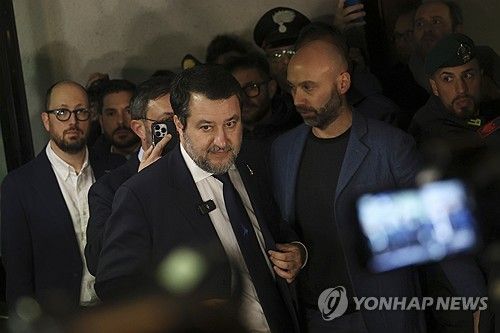 (팔레르모[이탈리아] AP=연합뉴스) 20일(현지시간) 시칠리아 팔레르모 법원에서 무죄를 선고받고 법정 떠나는 마테오 살비니 이탈리아 부총리 2024.12.21 photo@yna.co.kr