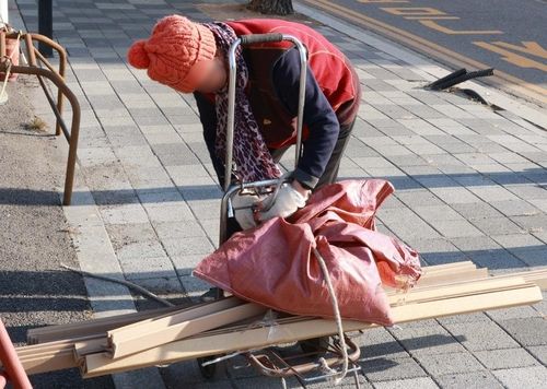 손수레에 폐지 담는 노인