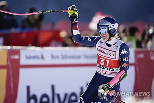 레이스 직후 팬들에게 인사하는 본