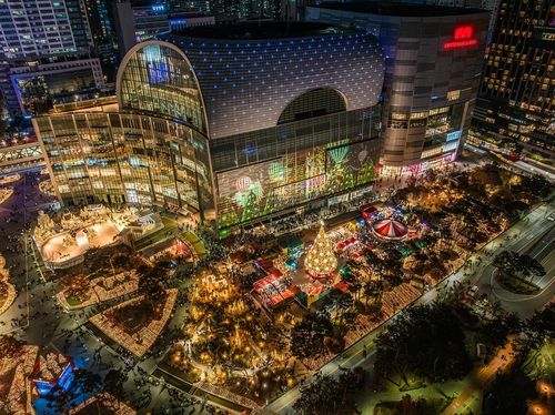 초대형 크리스마스 타운으로 꾸며진 롯데월드타워·몰