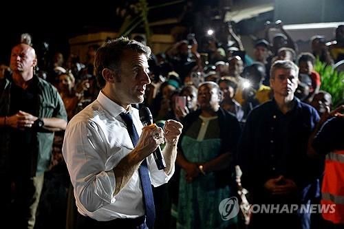 프랑스령 마요트섬 찾은 마크롱 대통령
