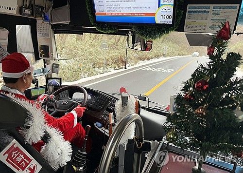 산타 복장 한 한라눈꽃버스 기사
