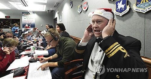 콜로라도 스프링스 피터슨 공군기지에서 어린이들의 전화에 응답하는 자원봉사자들