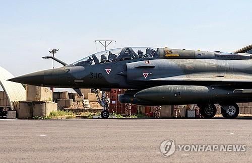 차드 내 기지에서 이륙 준비하는 프랑스 전투기