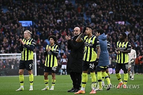 애스턴 빌라전 패배 후 인사하는 맨시티 페프 과르디올라 감독과 선수들.