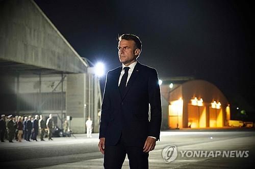 지부티 내 자국 공군기지 방문한 마크롱 프랑스 대통령