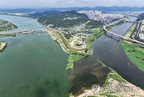 녹조 가득한 낙동강 옆 수질오염 방제 훈련