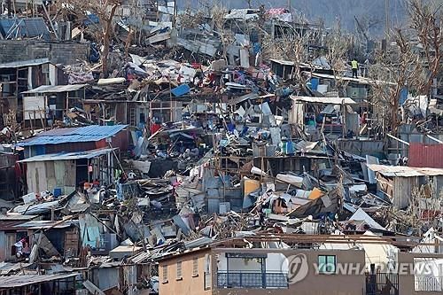 사이클론이 할퀴고 간 마요트섬의 판자촌 모습