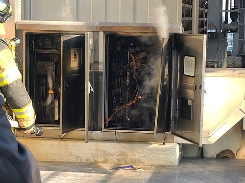 부산 실내빙상장 옥외 배전함서 불…100여 명 대피 - 1