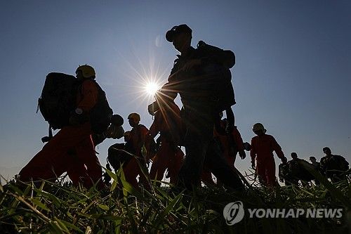 낙하산을 정리 중인 대만 공수부대 대원들
