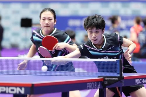 종합선수권 여자복식에 나선 삼성생명의 주천희(오른쪽)와 김성진