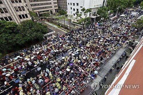대만 의회 밖에서 헌재권한·공직자소환권 축소 법안에 반대하는 시위대
