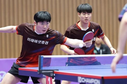 종합선수권 남자복식 경기하는 박규현(왼쪽)과 오준성