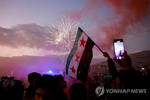 시리아 국기 흔드는 시민들