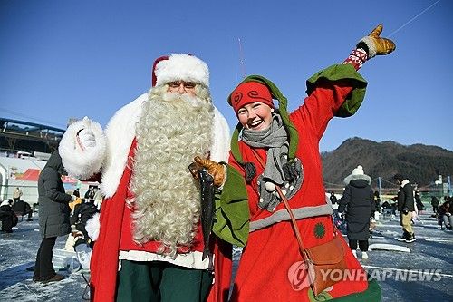 산천어축제장 찾은 산타와 엘프
