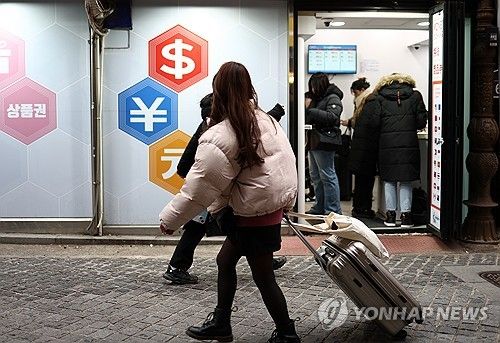 외국인 발길 줄어든 명동 거리