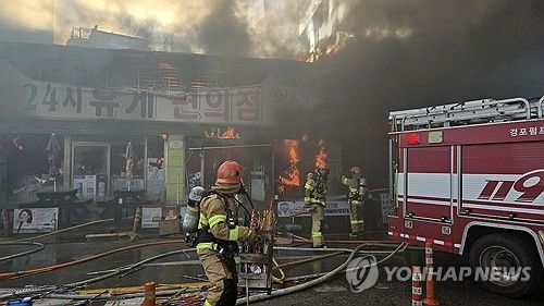 하늘 뒤덮은 연기…강릉 강문 편의점 화재
