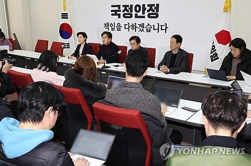 발언하는 권성동 대표 권한대행