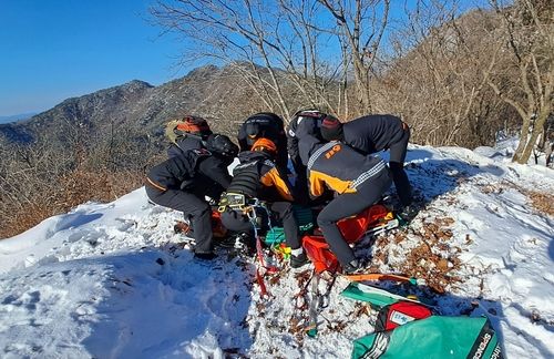 등산객 구조하는 소방당국
