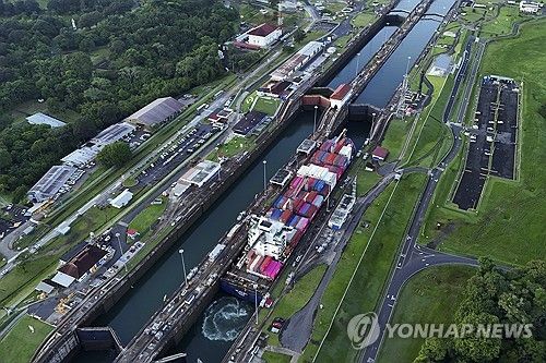 파나마 운하 통과하는 화물선