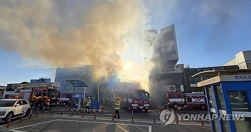 하늘 뒤덮은 연기…강릉 강문 편의점 화재