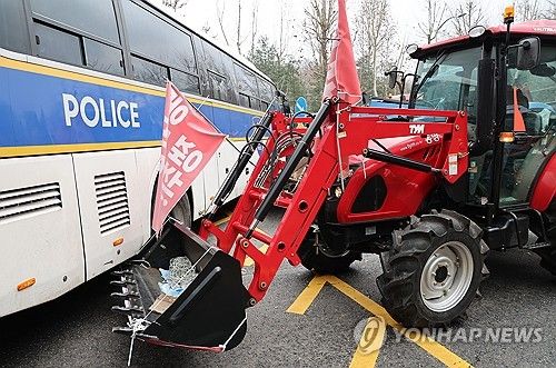 경찰 버스에 가로막힌 트랙터