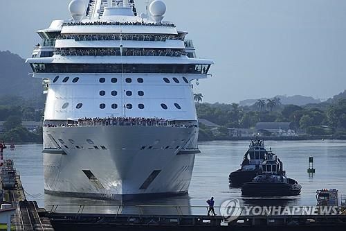 파나마 운하서 통과 기다리는 크루즈선
