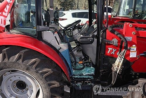 유리창 깨진 트랙터