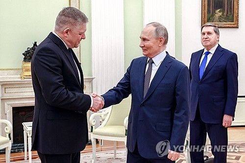 22일(현지시간) 크렘린궁서 만나 악수하는 푸틴 러시아 대통령과 피초 슬로바키아 총리