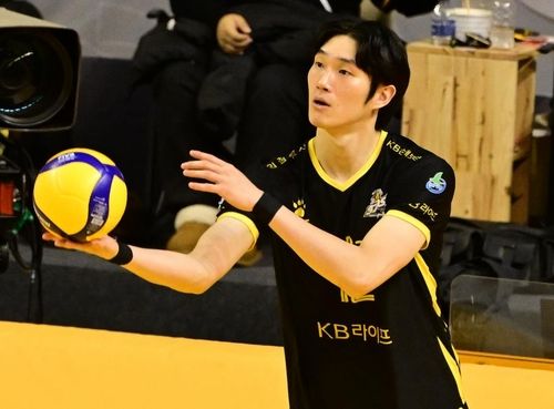 서브 준비하는 KB손해보험 황경민