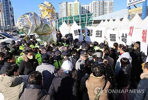 박정희 동상 두고 대치하는 시민단체