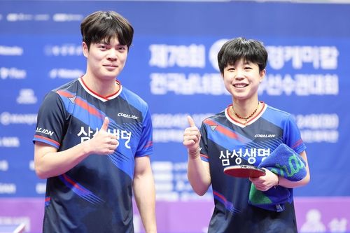 종합탁구선수권 혼복 우승한 조승민(왼쪽)과 주천희