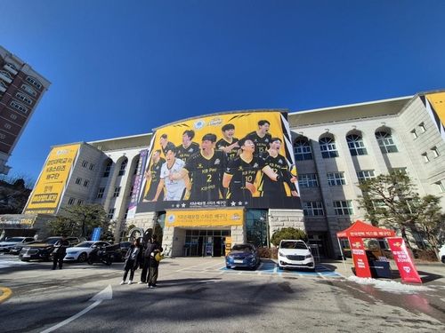 프로배구장으로 변신한 대학 체육관
