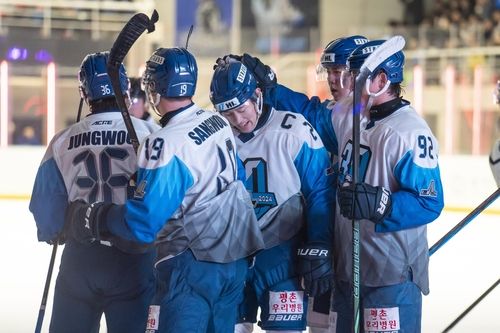 득점 후 함께 기뻐하는 HL 안양 선수단