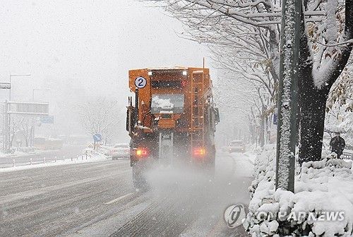분주한 제설차