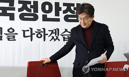 기자간담회 참석하는 권성동 대표 권한대행