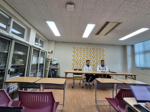 강의실에서 기자회견 하는 KB손해보험 블랑코 감독대행