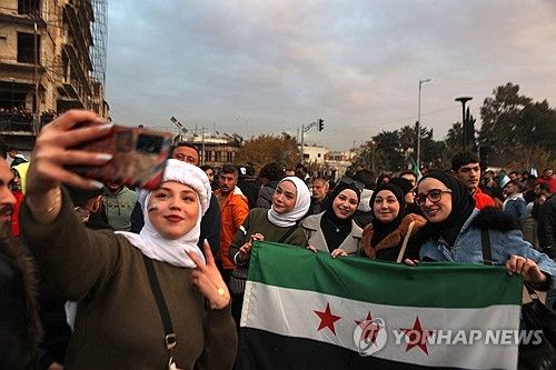 시리아 깃발 들고 사진 찍는 다마스쿠스 시민들