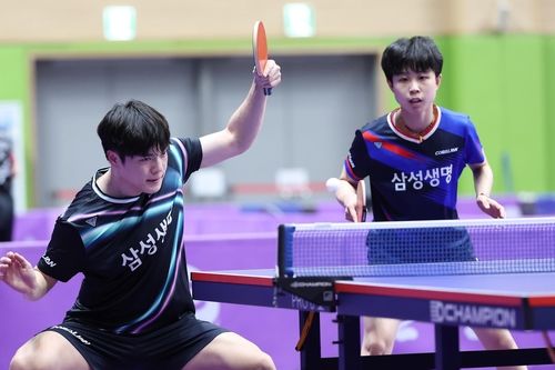 종합탁구선수권 혼복 경기 중인 조승민(왼쪽)과 주천희