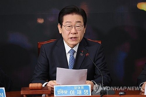 최고위원회의서 발언하는 이재명 대표