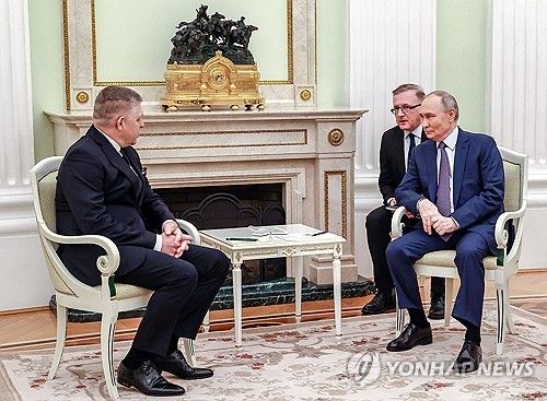 22일(현지시간) 크렘린궁서 만나 대화하는 푸틴 러시아 대통령과 피초 슬로바키아 총리