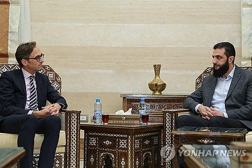 독일 대표단과 면담하는 시리아 반군 HTS 수장 아메드 알샤라