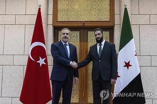 튀르키예 외무장관과 악수하는 시리아 반군 수장