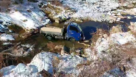 하천으로 추락한 화물차