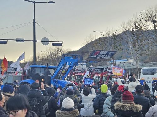 22일 오후 4시40분께 행진을 재개한 전국농민회총연맹(전농) 트랙터들