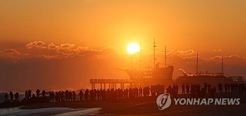 추위도 잊은 일출 관광객