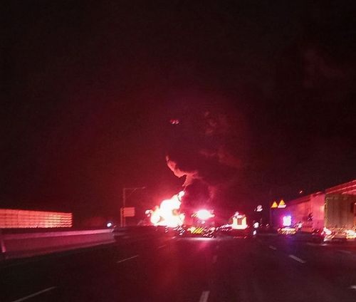 화염에 휩싸인 유조차량